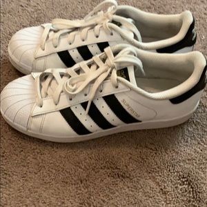 Adidas Superstar tennis shoes